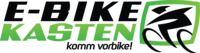 Dieses Bild zeigt ein Logo mit dem Text "E-BIKE KASTEN" in schwarzer und grüner Schrift. Darunter steht in kleineren schwarzen Buchstaben der Slogan "komm vorbeike!". Auf der rechten Seite des Logos befindet sich ein stilisiertes Symbol eines Fahrradfahrers, eingerahmt von einem grünen Quadrat.